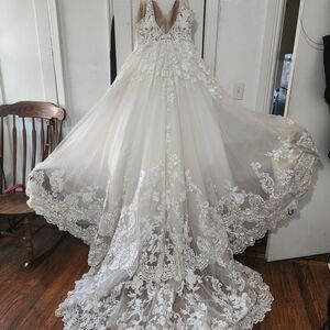 Elegant Lace Wedding Gown